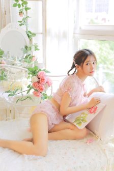 俄罗斯美女尿尿